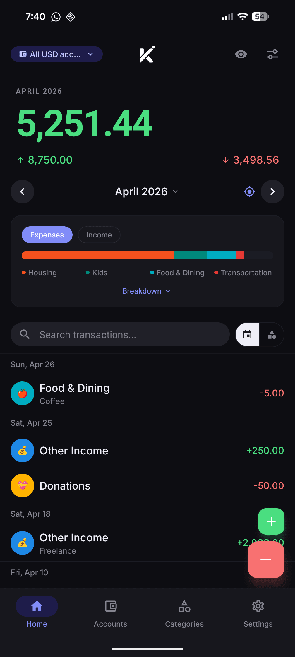 The same Konteo home screen in dark mode, showing the balance and recent transactions on a near-black background.